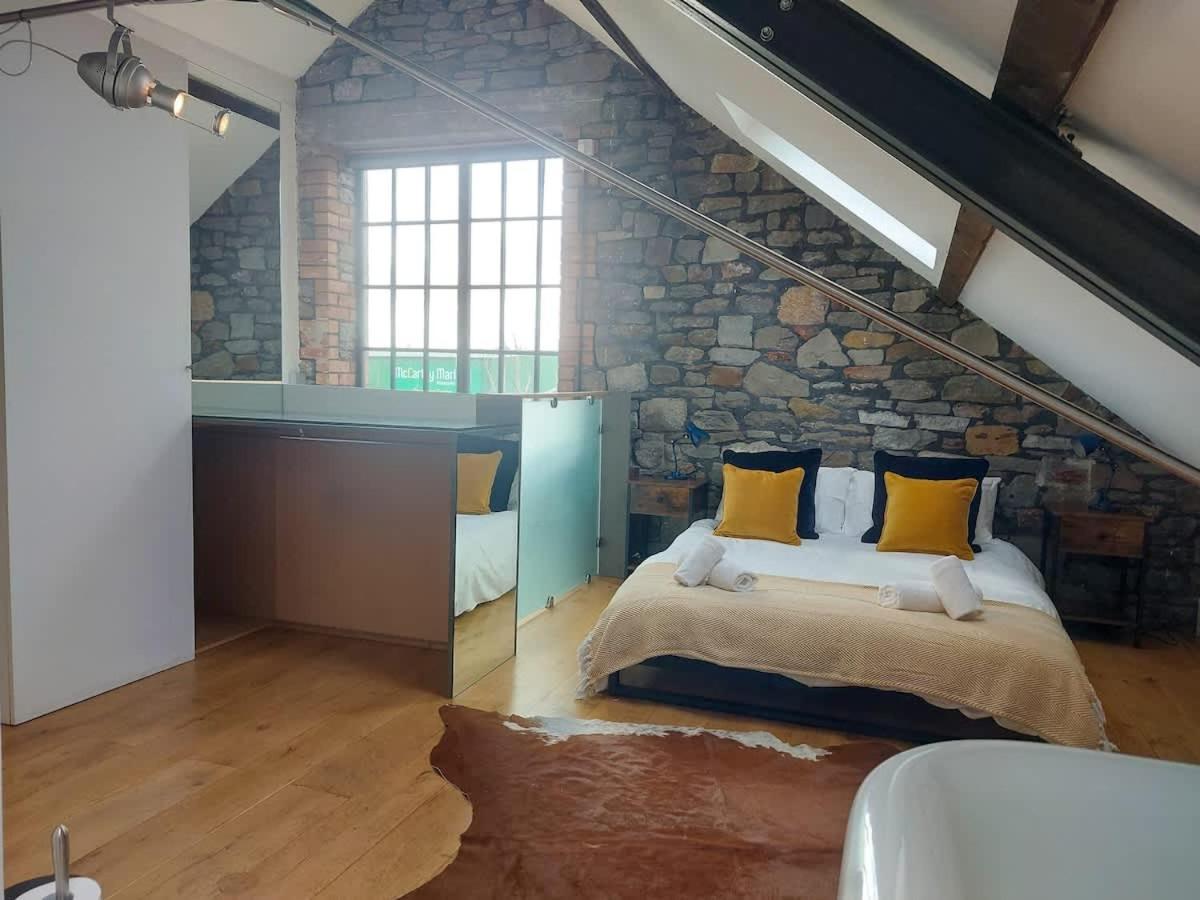 Converted Factory Loft Apartment ブリストル エクステリア 写真